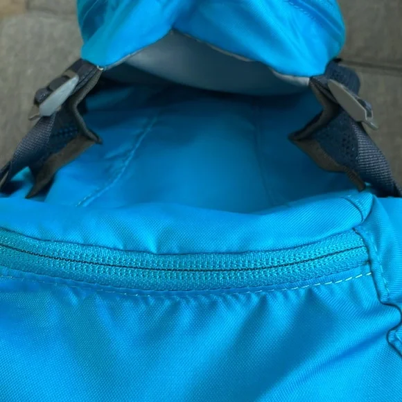 Camelpak Kid Mini Mule 50oz Hydration Pack. Blue | atomic blue/navy blue - Picture 4 of 10